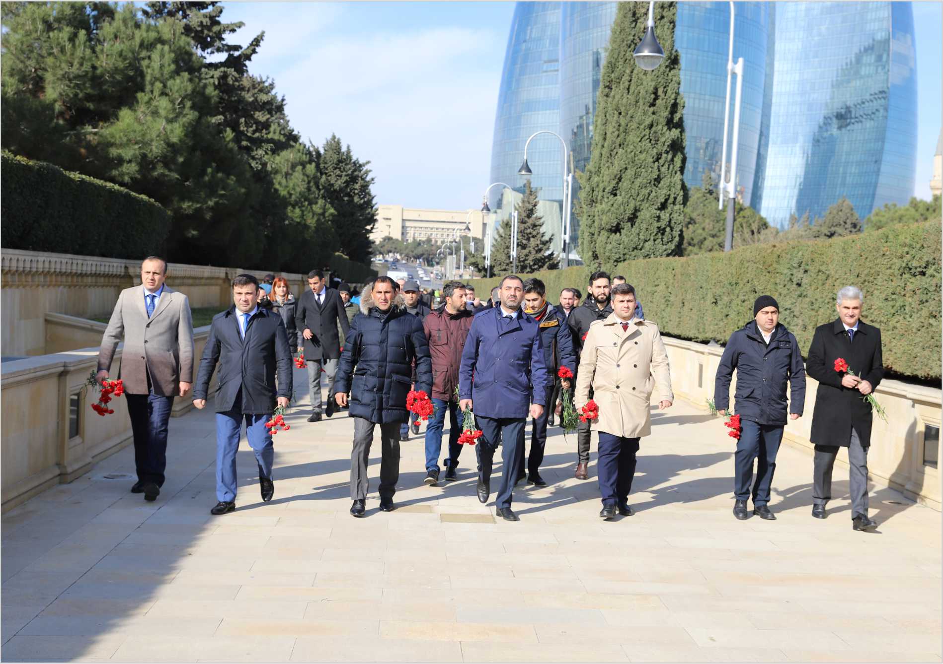 Avrora əməkdaşları Şəhidlər Xiyabanını ziyarət edib