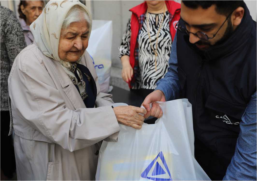 "Avrora" MMC aztəminatlı ailələrə bayram sovqatı çatdırıb